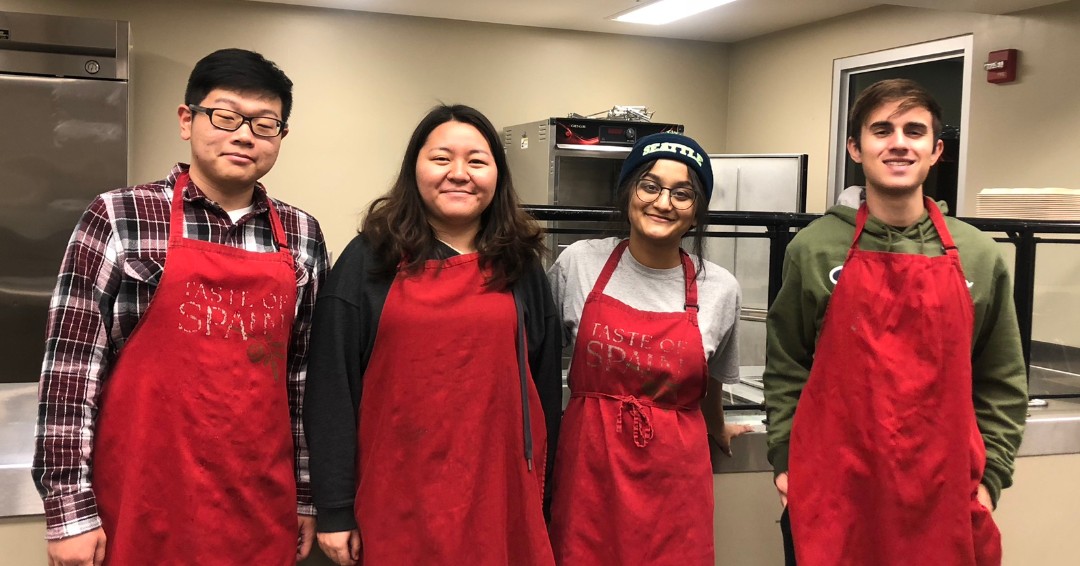 CLDatIU's tweet photo. Aprons were on yesterday at the Community Kitchen of Monroe County. We helped prep ingredients and stocked the pantry that will be used to make meals for Bloomington community members! #cldiu #studentvolunteers https://t.co/xntiBwht8E