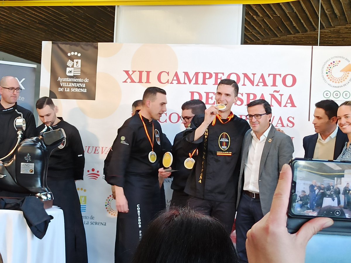 jesus_fontecha's tweet photo. Congrats to my cousin #AlvaroDiezma for this amazing and well deserved achievement in his life &amp; career as professional #hamcutter #XIICampeonatoCortadoresDeJamon #SpanishChampion #NationalContest2020 #Badajoz @VvaSerena https://t.co/2WMhxoJ6FR https://t.co/CKIFbRxQPO