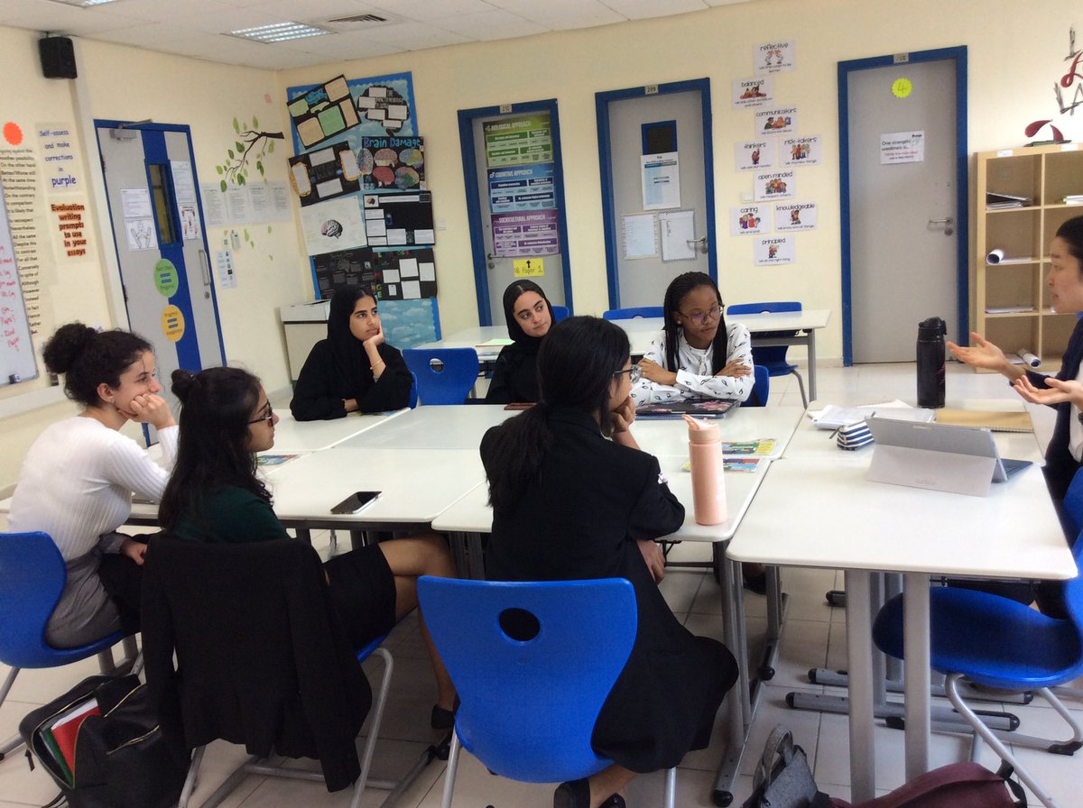 ReptonDXBPsyc's tweet photo. A productive lunchtime meeting hosted by Yuri Izumikawa.

Yuri passed on her words of wisdom to the IB1 Psychology students; who are currently in the process of planning their Extended Essays #ReptonDXBThinkers #ReptonDXBIB #Psychology https://t.co/zXBcxHAlZk