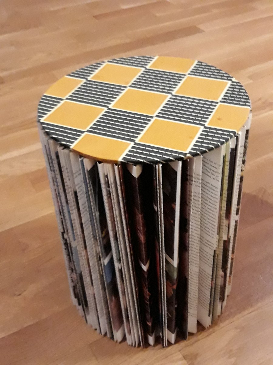 CecileBlan's tweet image. Le prochain déstockage des @CahiersPedago n'a qu'à bien se tenir! #tabouret #Recyclage #faitmain