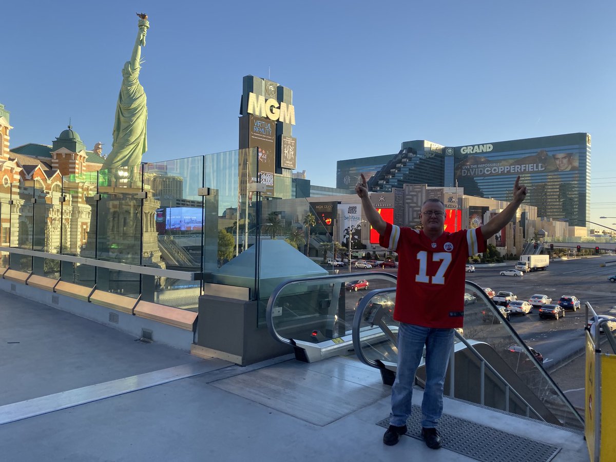 loge_j's tweet photo. GAMEDAY ... 2,176 miles from Miami ... great CHIEFS FAN BASE here !!! ⁦@benloge21⁩ ⁦@wloge11⁩ https://t.co/njGWAwUgr4