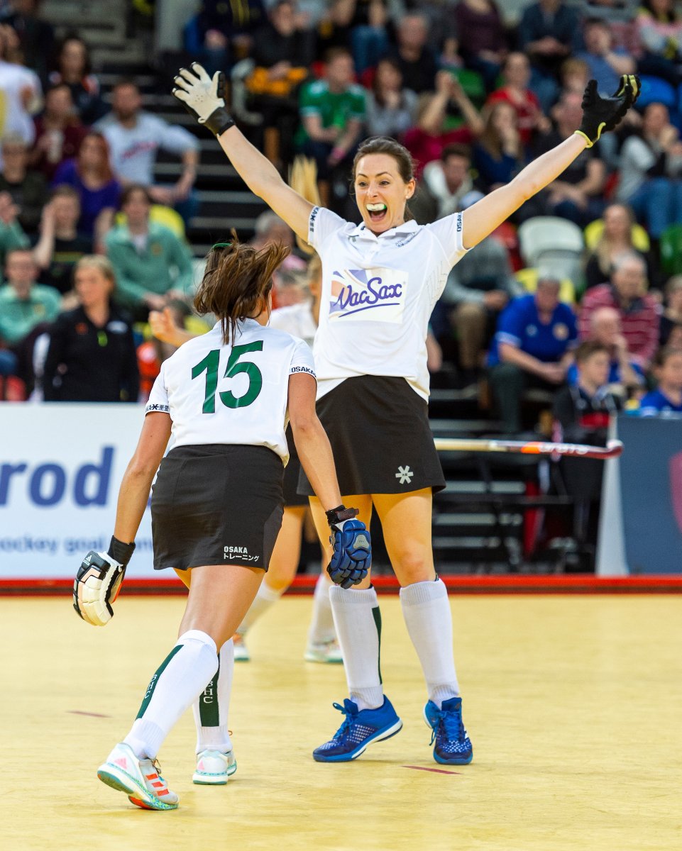 EnglandHockey's tweet image. Congratulations to @Buckingham_HC who take their first ever National Indoor title in the #JaffaSuper6s final with a 4-3 victory over @BowdonHightown 👏
