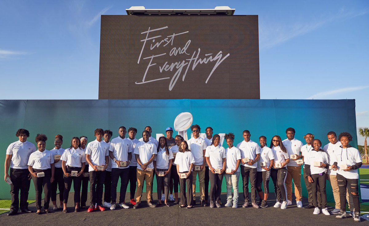usnikefootball's tweet photo. Traz Powell Stadium

The Mecca of high school football. A new legacy in South Florida. To pay homage to this years #SBLIV in Miami, our team along with countless volunteers spent the last 9 months transforming one of Miami’s most important stadiums.

First and Everything. https://t.co/xFYvLfXfnI