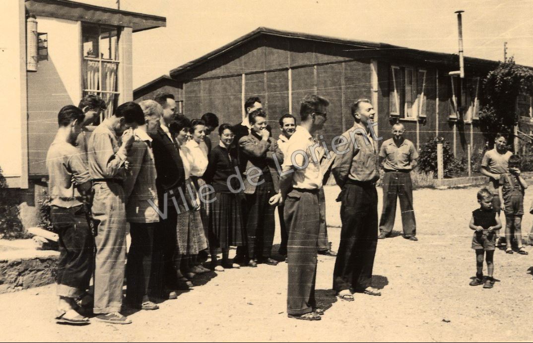 ArchivesLorient's tweet image. #1Jour1image du fonds des @ArchivesLorient #patrimoine Souvenir de la vie en #baraque après-guerre à #Lorient 
La cité de baraquements du Mir, animations de théâtre et de chant durant 15 jours par un groupe de protestants de Bretagne, juillet 1956
phototheque.caplorient.fr/lorient-ville/…