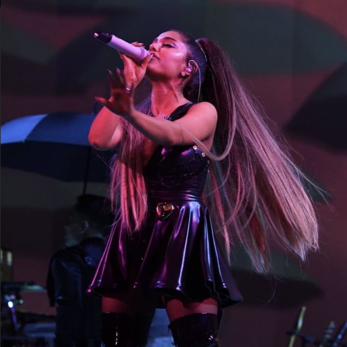acessoag's tweet photo. LENDARIANA: Com o recente feito do álbum “Dangerous Woman”, que chegou a marca que 3.5 BILHÕES de streams no Spotify, Ariana Grande se tornou a primeira artista feminina com três álbuns a conquistar o mesmo feito na plataforma de streaming! https://t.co/eCZsbksDJ9