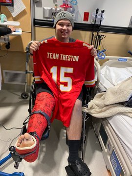 AnnetteLawless's tweet photo. A small KS town supports a teen diagnosed w/cancer. Decked out in red &amp; yellow shirts in honor of his fave team: #Chiefs!

Treston has a round of chemo today. As he cheers on his team, let's cheer him on!

https://t.co/qoz357hksK

#TeamTreston #SuperBowl #KAKEnews @MeadeBuffaloes https://t.co/o9TRXMpreI