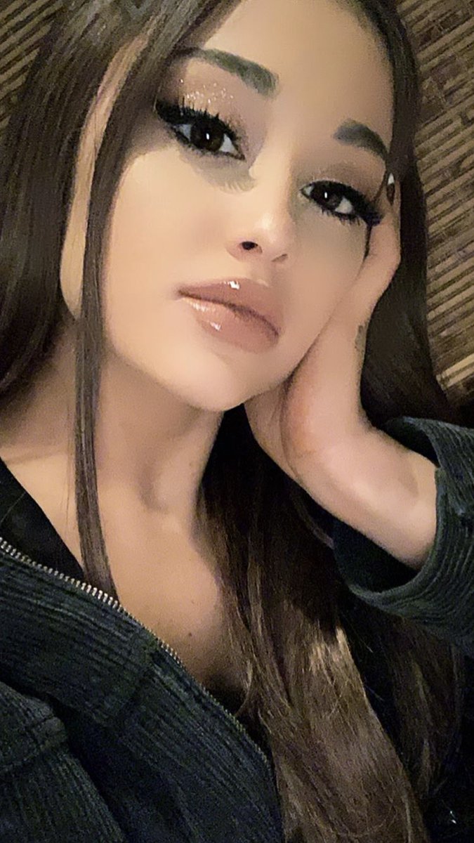 acessoag's tweet photo. Ariana Grande via stories esta madrugada mostrando todos os defeitos que ela não tem. 🖤 https://t.co/1vgklzFk6y