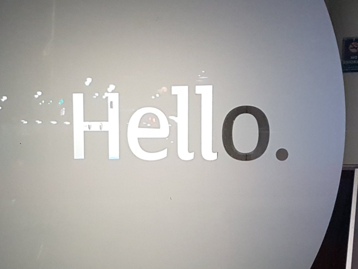 Bischco's tweet image. Oh. Hello | #FontSunday #typography #windowlettering