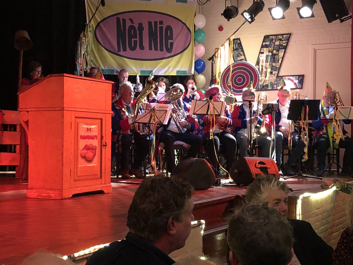 jettyeugster's tweet photo. Genoten bij #Klompenklets van #CVNètNie in #Schijndel @schorsbos. Met topklets van vm. Prins Willem van Alebeek. Verrassing voor mij: (v)eervolle onderscheiding door Prins Carlo @PrinsvSchorsbos 👌🎭 https://t.co/lXP1nhUpqD