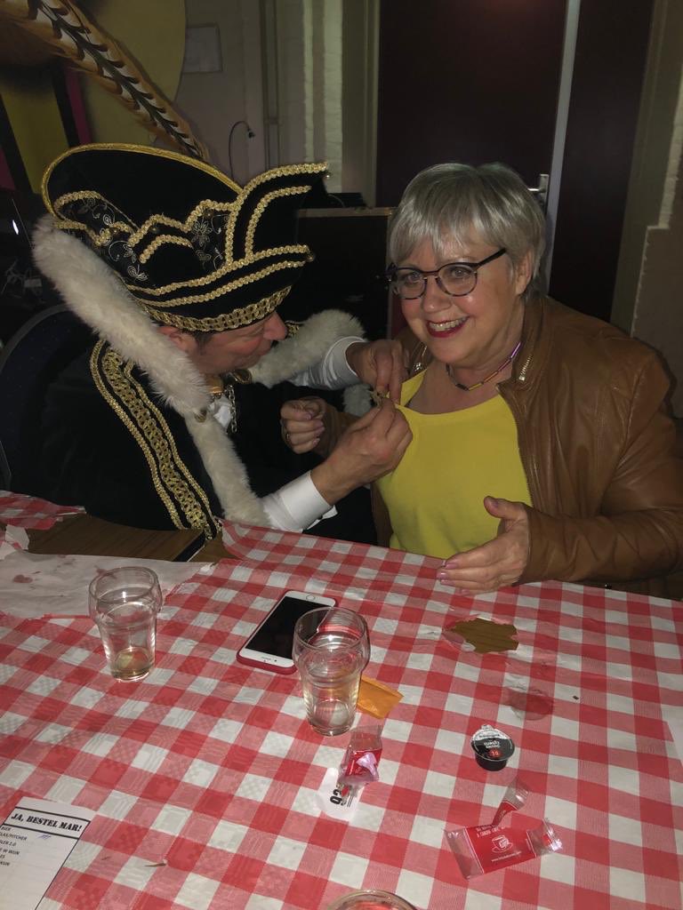 jettyeugster's tweet photo. Genoten bij #Klompenklets van #CVNètNie in #Schijndel @schorsbos. Met topklets van vm. Prins Willem van Alebeek. Verrassing voor mij: (v)eervolle onderscheiding door Prins Carlo @PrinsvSchorsbos 👌🎭 https://t.co/lXP1nhUpqD