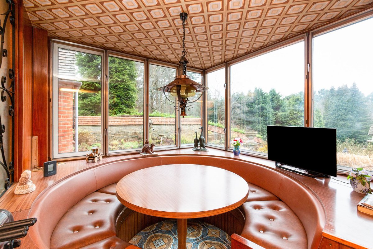 This substantial, family home with swimming pool is situated in the popular village of #Grayshott, with easy access to both #Liphook and #Haselmere stations and scope for modernisation. Click here for more information bit.ly/2RWAJrk