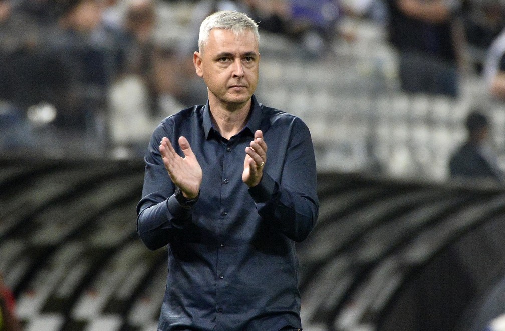 _sccpnews's tweet photo. Tiago Nunes 

"Eu no lugar dele teria sido expulso também. Fazer um gol daquele, eu não teria apenas abraçado o torcedor, teria pulado dentro daquela torcida maravilhosa. Não culpo o jogador" https://t.co/9YEPg3Q77n
