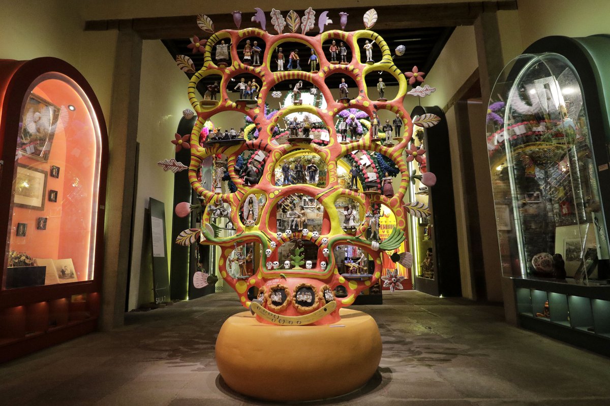 CulturaCiudadMx's tweet image. ¡Hoy es un buen día para conocer a la Ciudad de México como nunca antes! La muestra "Miradas a la ciudad", del @MuseoCiudadMX, cuenta con instalaciones audiovisuales, luz neón, videos y recorridos en 360 grados. ¡Disfrútala! #CapitalCultural