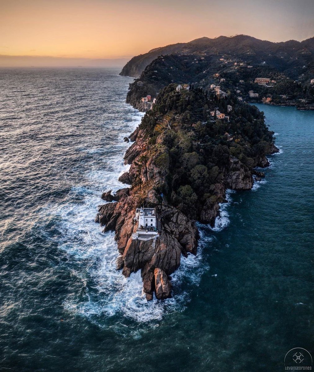 La bellezza della nostra costa: Il faro di Portofino!
........................................................
🔸Photo by: @levantedrones
🔸Location:  #portofino