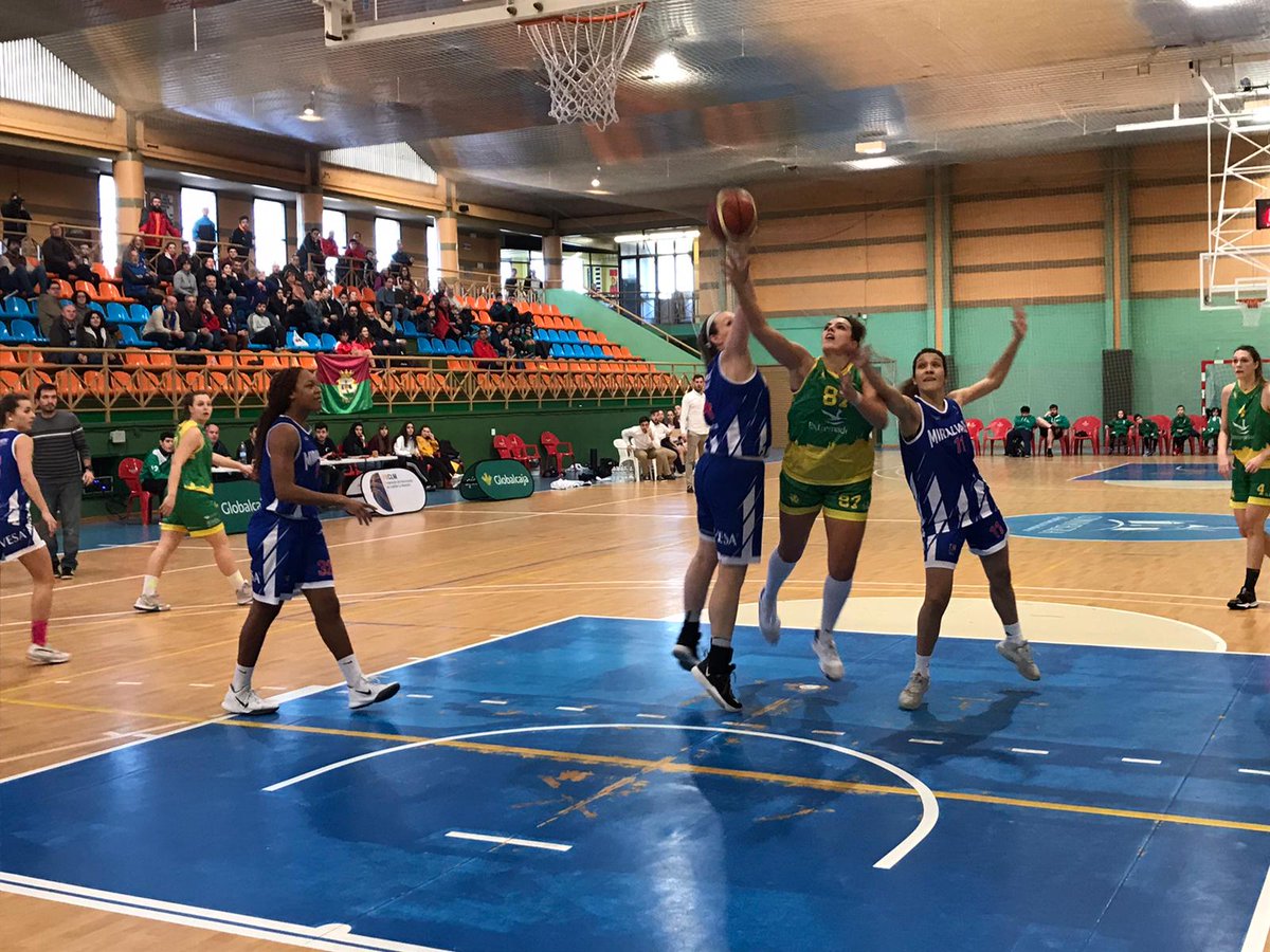 fbclm's tweet photo. Copa primera nacional femenina. 

Final del tercer cuarto. Espadas en todo lo alto. 

@CPMiralvalle 47
@CBALQAZERES 44

#copafem https://t.co/LOmTAecsiN