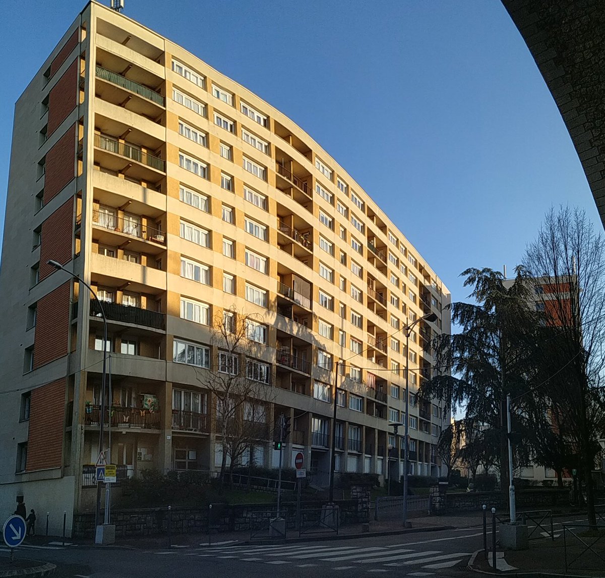 AnnedeBretagn10's tweet photo. Alors Philippe Knusmann, où en êtes-vous de l'application de l'article UB 11.1 du PLU d'#Issy pour faire enlever les canisses du Boulevard Garibaldi face aux arches afin de @vivreissy pleinement et vivre à #issyensemble égaux ?https://t.co/zQcIGuiAkm https://t.co/X0Bcfm2D7L
