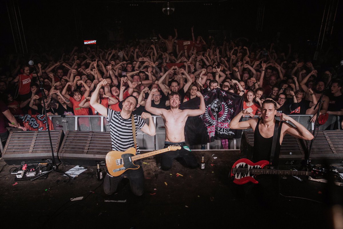 SCHMUTZKI's tweet photo. KRASS GUTER Tourauftakt in Nürnberg und Leipzig gehabt... jetzt Eisfach, damit wir nächste Woche in Hamburg und Wiesbaden wieder Vollgas geben können!!! ❤️ https://t.co/bAYXotCgYP