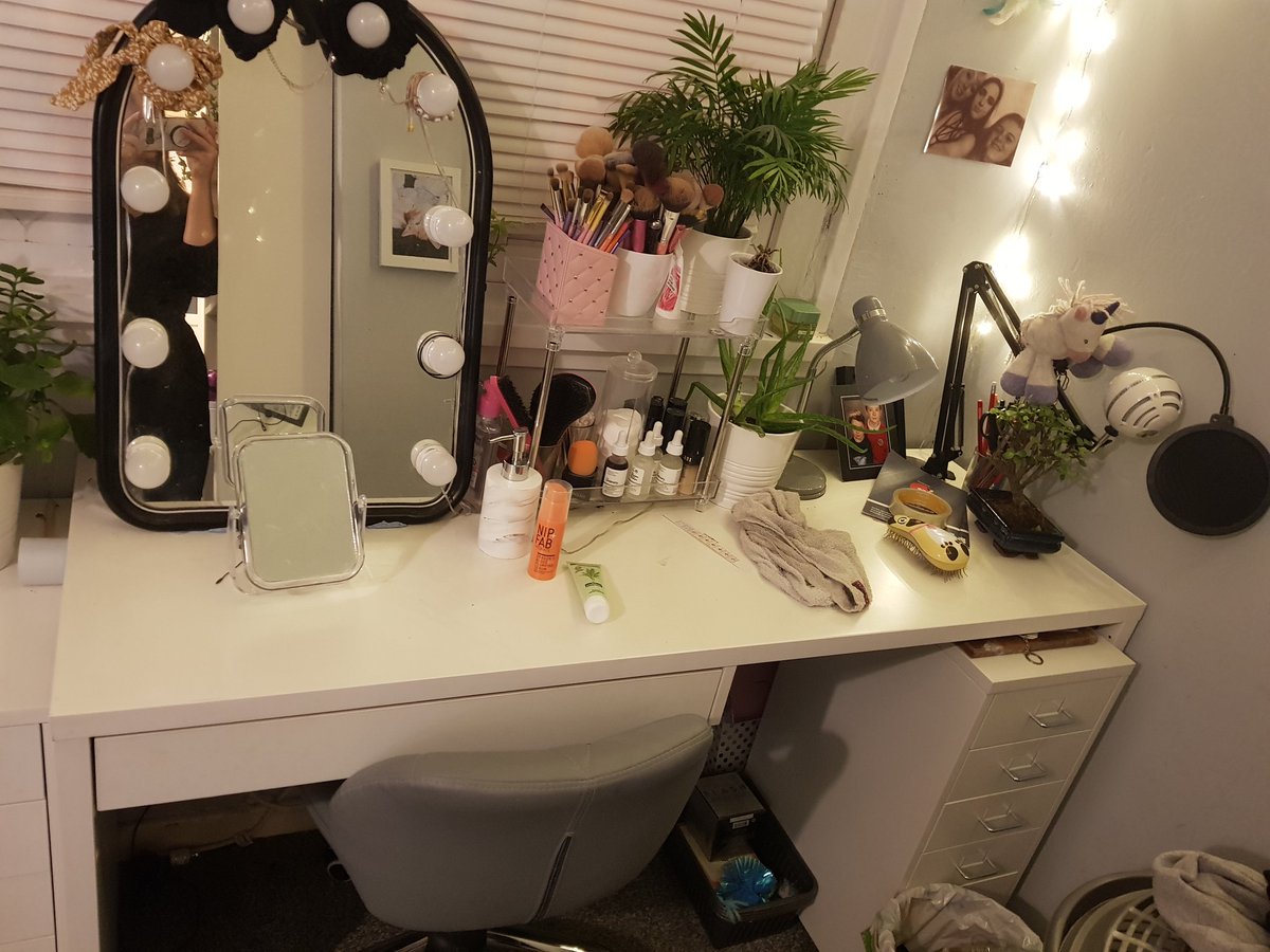 LISSYLAND1's tweet photo. I need a better way of organising this mess of a desk... help;-; https://t.co/1GDNnEQ59x