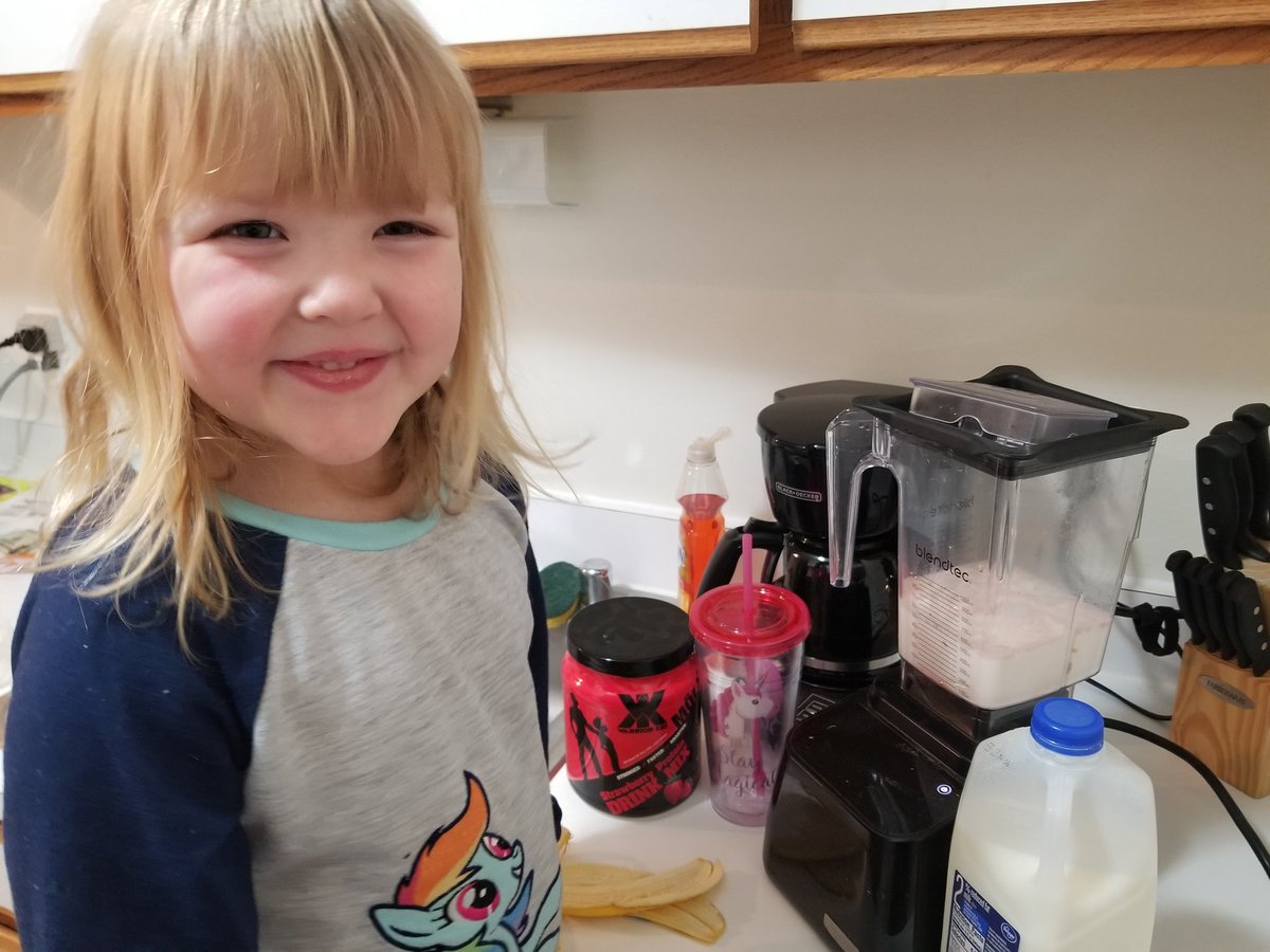 ZiebellRobert's tweet image. She loves helping make Warrior Kid strawberry banana shakes for her and her brother. Dad loves the healthy, delicious options!  @jockowillink @Originlabsusa @echocharles #molktrain #onthepath #girldad