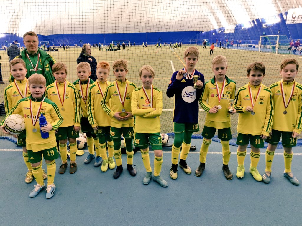 IlvesP09's tweet photo. Pojilla oli viikonloppuna timanttinen asenne ja upeaa taistelua Ukonniemen kansainvälisessä turnauksessa. Ansaitut hopeamitalit kaulassa kotiin 🥈🔥💎 #Ilves #keltavihreä https://t.co/hMzWt32czQ