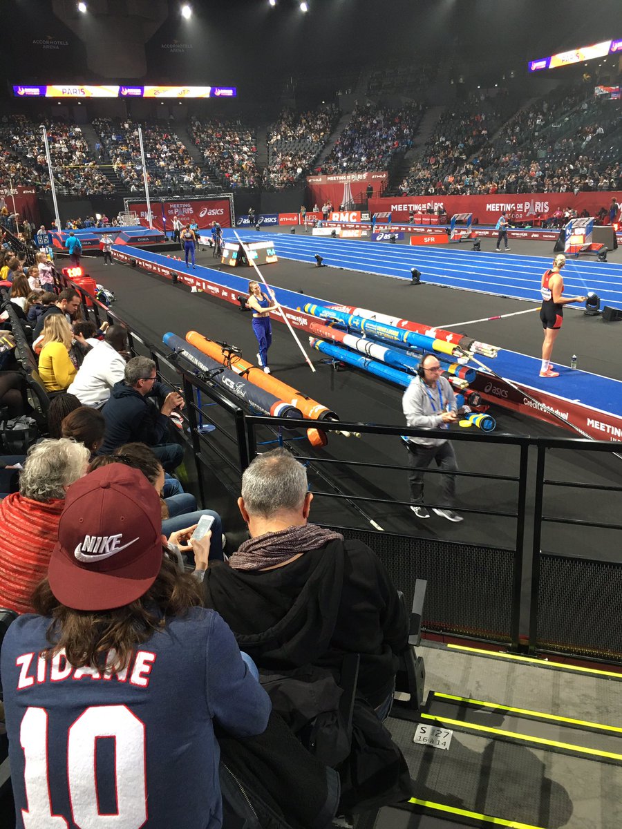 nicoplayed's tweet photo. #MeetingParis @SFR https://t.co/Y110p9eUJM