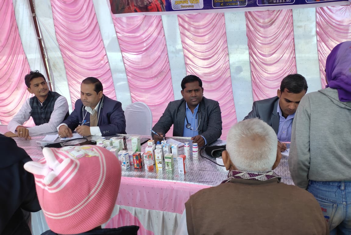 आज संत रविदासनगर भदोही के औराई विधानसभा की घोसिया बाजार में जिलाध्यक्ष डॉ. जे. एस. बिंद जी के नेतृत्व मे ग्रामीणों हेतु निःशुल्क स्वास्थ शिविर का कुशलतापूर्वक आयोजन किया गया। इस पुनीत कार्य के लिए राष्ट्रीय अध्यक्ष श्रीमती <a href="/AnupriyaSPatel/">Anupriya Patel</a> जी ने जिला संगठन व उनकी टीम की सराहना की।
