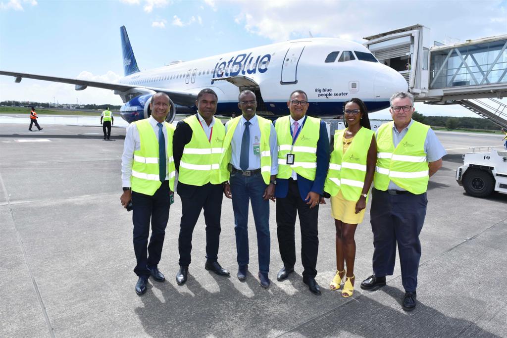 CRGuadeloupe's tweet photo. #JetBlue La Région Guadeloupe gagne son pari... La dynamique impulsée par @CRGuadeloupe consistant à faire de notre archipel une destination incontournable de la Caraïbe porte ses fruits.

#NewYork #JetBluePTP #Tourisme #Engagement https://t.co/bybtVMsitP