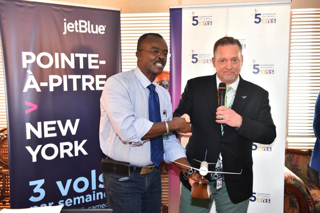 CRGuadeloupe's tweet photo. #JetBlue La Région Guadeloupe gagne son pari... La dynamique impulsée par @CRGuadeloupe consistant à faire de notre archipel une destination incontournable de la Caraïbe porte ses fruits.

#NewYork #JetBluePTP #Tourisme #Engagement https://t.co/bybtVMsitP