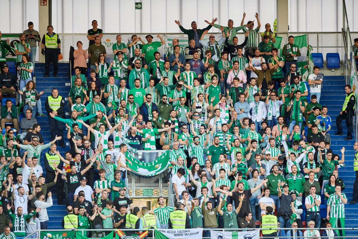 RealBetis's tweet photo. 👏👏🔝🔝

Mil gracias por acompañarnos de nuevo. Seguiremos trabajando para daros las alegrías que merecéis. Buen viaje de vuelta a casa. https://t.co/NvQEmyzjvN