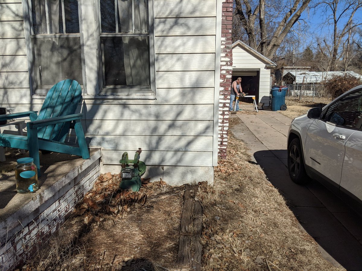 AmberNeighbor's tweet photo. February 2? Yeah, that's about right. #SunTeaOnThePorch #gettingprojectsdone #shirtsleevesoptional
#70degreeWinterday https://t.co/8PSqnh4wI4