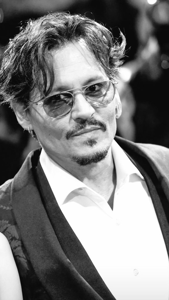 Johnny Depp a dezvaluit motivul pentru care nu apare niciodata fara ochelari: 