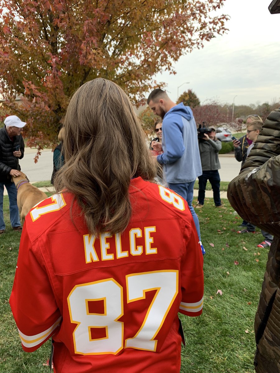 BlueStarFamily's tweet photo. DYK: Superstar @Chiefsโ #traviskelce is one of our #BlueStarNeighbors? Yup! Last fall, he joined us in surprising a KC #MilFam with three @sleepnumber smart beds, signed jerseys, & Chiefs swag. They'll be sporting their Kelce gear tonight while cheering GO CHIEFS! #SuperBowl2020 https://t.co/jhx1yxpS13
