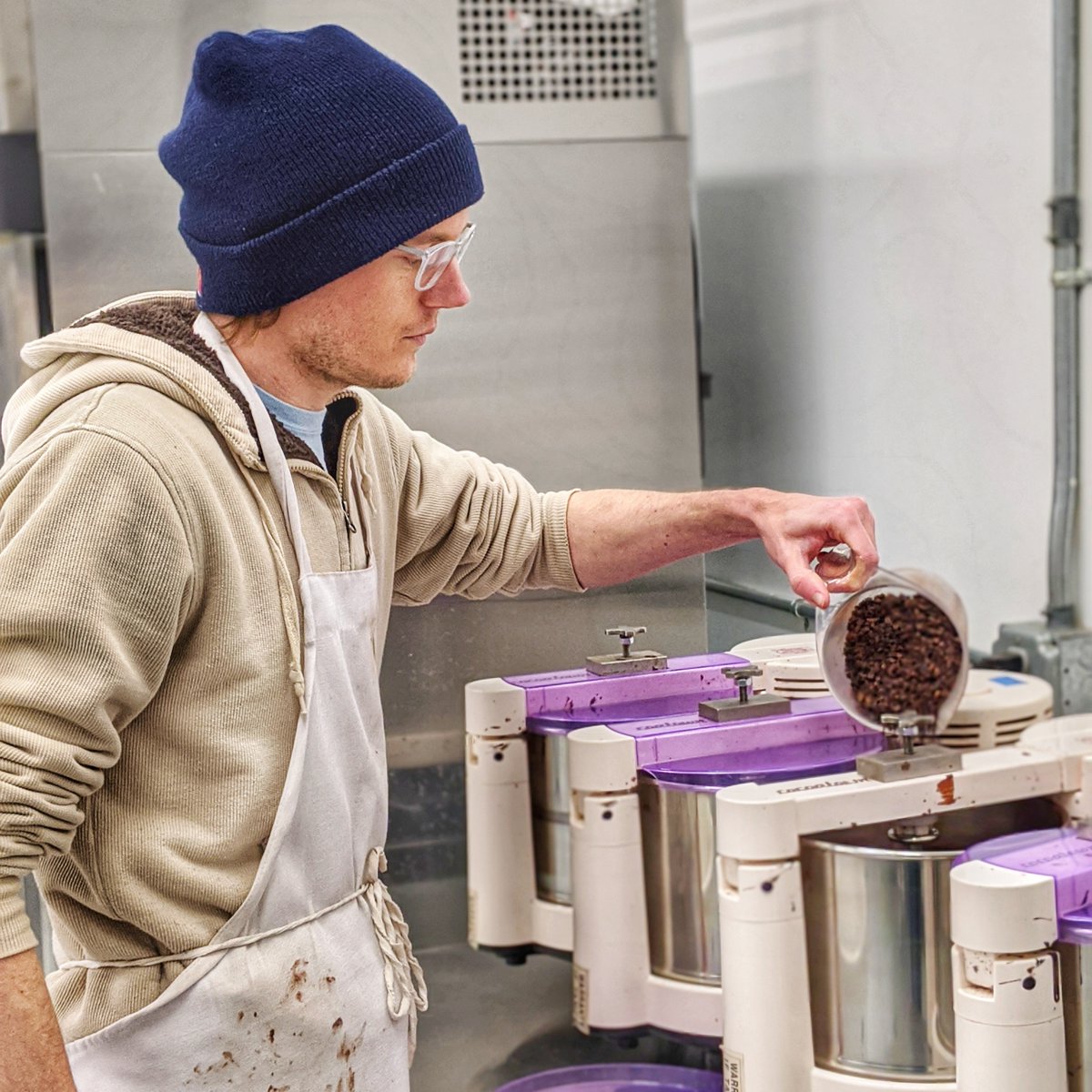 cococlectic's tweet photo. Will hard at work making bars for February @cococlectic feature. Photo courtesy of @workingdraftbeer #cococlectic #beantobar #singleorigin #craftchocolate #chocolate #giftbox #beantobarchocolate #fairtrade #cacao #chocoholic @wm.chocolate https://t.co/bIBBQrUslP