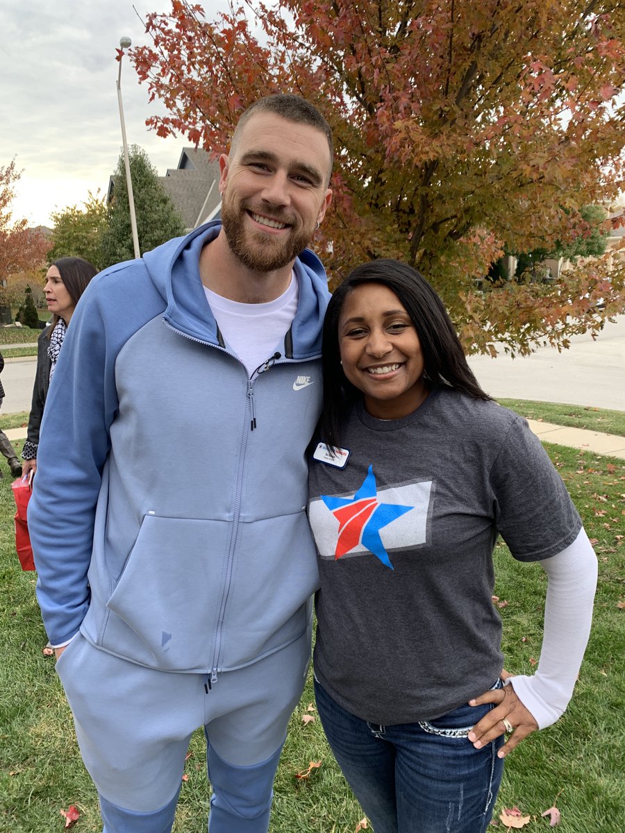 BlueStarFamily's tweet photo. DYK: Superstar @Chiefsโ #traviskelce is one of our #BlueStarNeighbors? Yup! Last fall, he joined us in surprising a KC #MilFam with three @sleepnumber smart beds, signed jerseys, & Chiefs swag. They'll be sporting their Kelce gear tonight while cheering GO CHIEFS! #SuperBowl2020 https://t.co/jhx1yxpS13