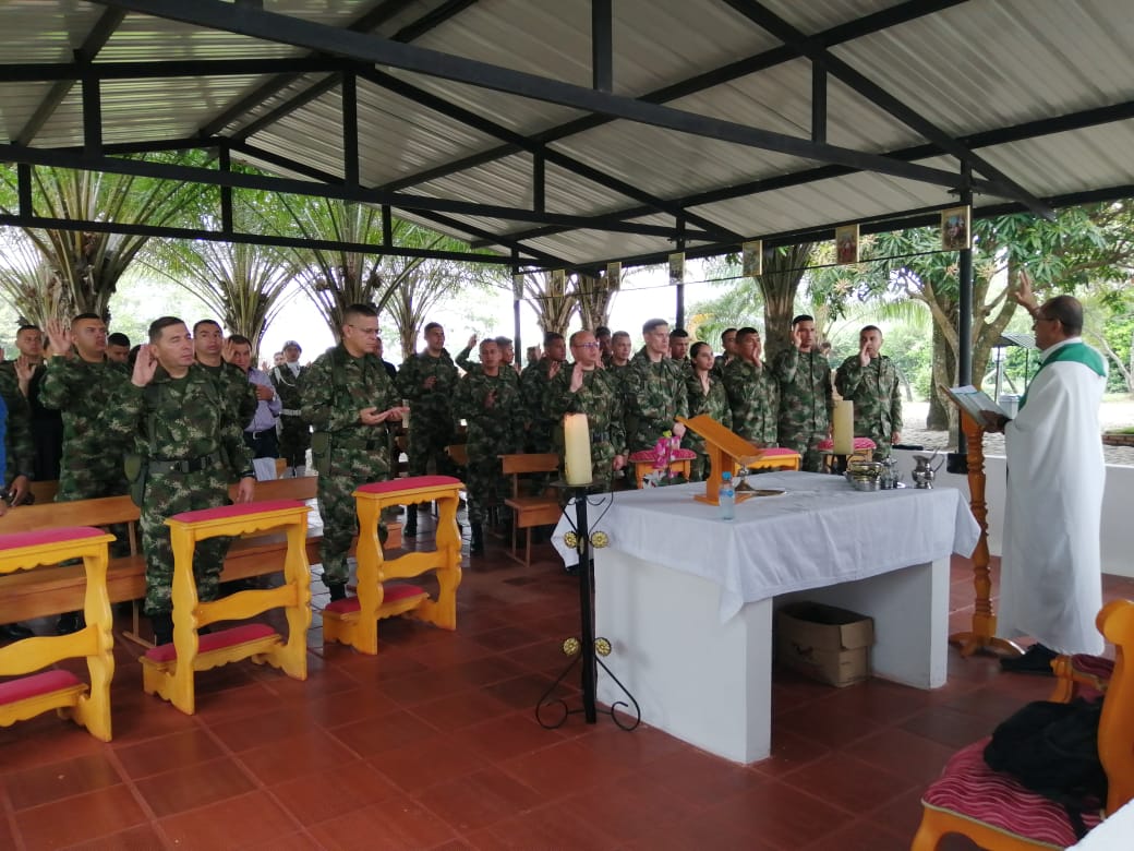 ftc_omega's tweet photo. En #VistaHermosa, #Meta, durante solemne eucaristía, el señor BG. Raúl Flórez, Cdte. de la @ftc_omega junto con nuestros #HéroesBicentenarios del #BATOT6, agradecieron al Dios de los Ejércitos por las bendiciones recibidas.
¡Dios en todas nuestras actuaciones!
¡Dios y Victoria! https://t.co/uKu0TTc3da