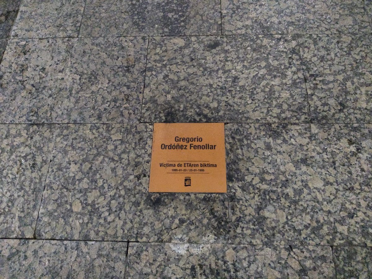 CovitePV's tweet photo. Gracias al @Ayto_SS y al alcalde @EnekoGoia por su rapidez para limpiar la placa. https://t.co/GHgWaWSJdU