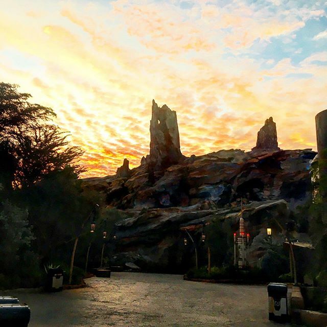LaughWithUsBlog's tweet photo. The upside of waking up at 5 am to try to get a boarding group for Star Wars Rise of the Resistance was definitely catching the sunrise at the park! We got boarding group 11!! #disneyshollywoodstudios #disney #familytravel #riseoftheresistance #starwarsr… https://t.co/wwGtiSXZQt https://t.co/JHp90sBhkK