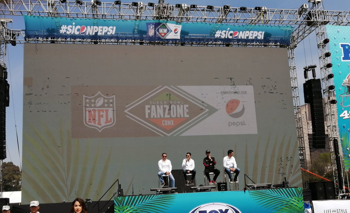 mujercomotodas's tweet photo. ¿Ven esa pantallota? Es la más grande instalada en Latinoamérica para la trasmisión de un partido oficial de #NFL. 190 metros cuadrados, nomás.  #NFLFanfest #SuperBowl https://t.co/9VaUR8zdit