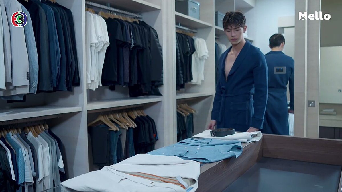 LonelyInTheMist's tweet photo. อืมมม..คืออ มายเค้าวางเสื้อฟ้า กางเกงขาว สูทขาวเอาไว้ให้พี่ แต่พี่เดินออกมาอย่างเท่ๆ แล้วก็มายืนยิ้มแบบหล่อกระชากใจให้มาย ด้วยเสื้อขาว กางเกงฟ้า สูทฟ้า พี่เหนืออออคับ พี่มึงกวนตีนอ่อ!?😒 #ซ่อนเงารักep12 https://t.co/Xt2twUteVM