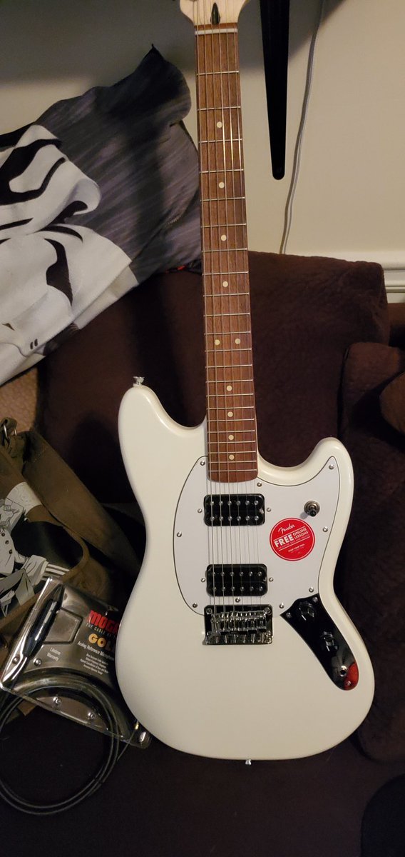 Kingspace17's tweet photo. So today I decided it was time to pick up one of my favorite hobbies and went and snagged this beauty up. So excited to be getting back to practicing after three years of not having a guitar. #makingmyselfhappy https://t.co/VGDhFf2bIE