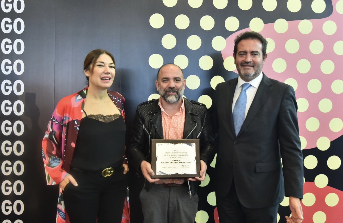 simofsevilla's tweet photo. En la pasarela de #SIMOFEGO se ha hecho entrega el premio al mejor stand a @Tejidosreytex, al mejor cartel de las colecciones de #SIMOF2020 para #Sempiterno de @SonibelModaFlam y a Javier León, creador de la imagen de SIMOF2020.

Enhorabuena a todos 👏🏻👏🏻

#SevillaHoy https://t.co/uFjUkv9Bu9