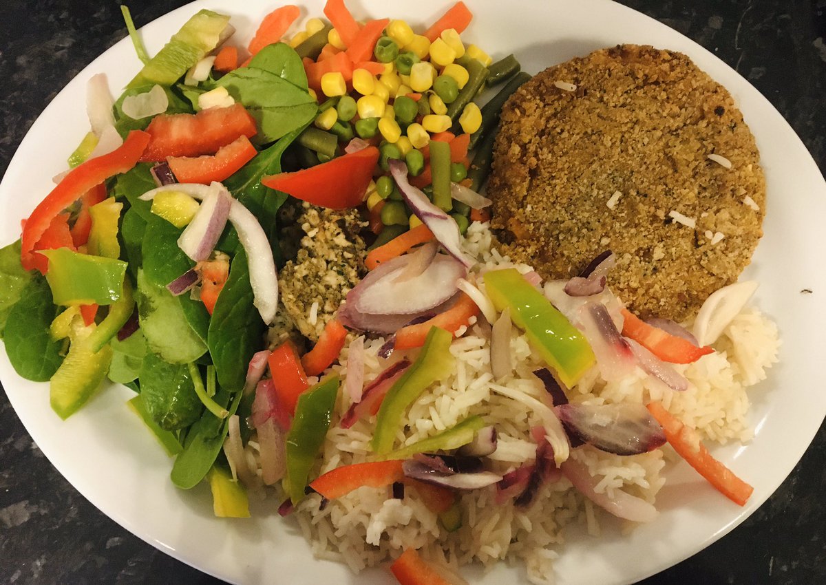 wsm_blog's tweet photo. Sunday roast for the kids and this for momma π₯°
Anyone tried Asdaβs plant based range yet? This was one of the spicy bean burgers ππ» from me π
....
#Sundays #Housework #Shopping #SundayRoast #MommasAlternative #Asda #PlantBasedRange #SpicyBeanBurger #Love #ThumbsUp #WSMBlog https://t.co/K8W1mF0uKF
