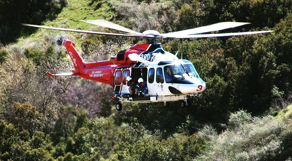 6Chair's tweet photo. 4 SEPARATE HIKER RESCUES 2DAY! Before 10AM! Know ur limits, folks! + Stay on trails. #Area6 #Hollywood #Bronson #RunyonCanyon #LAFDwest @HLWD_HILLS_WEST @__lacycle__ @LAParkRangers_ @TheSoCalHiker @LAHiking @LAHikerAlert PicCredit: @LAFDAirOps https://t.co/H7A7lWcw3c