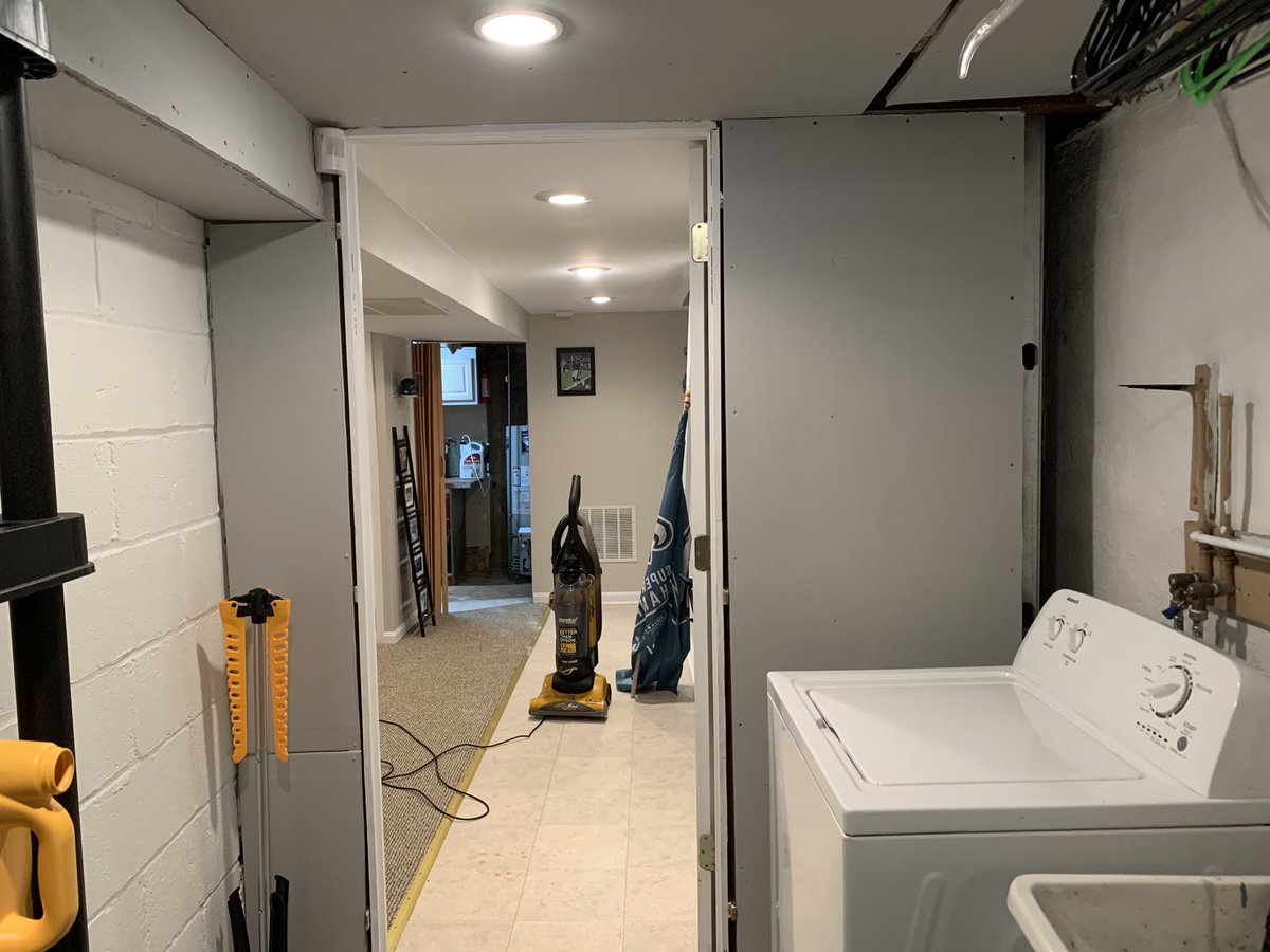 ali_41_'s tweet photo. Operation #neednoman continues; I don’t have before pictures but the laundry room was UGLY. Cut and hung drywall and painted in there today 💪🏼💪🏼 https://t.co/mzTsVvLi6c