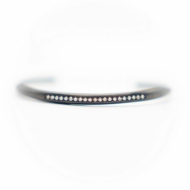 studiodelucca1's tweet photo. here for you 🖤🖤🖤🤍🤍🤍 black gold bracelet with twentyone diamonds #muse #blackgold #love https://t.co/9Mj9U1LYUH https://t.co/FSNHcvcZuh