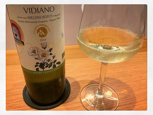 WhineOnTheRocks's tweet photo. Wonderful #Vidiano by Domaine Paterianakis in #Crete. Plenty of lush flowers, chamomile, white pears and green apples. Creamy, round, a pleasure to drink. Won Best Vidiano at the #ThessalonikiWineCompetition last year. #CretanWine #CreteWine #DomainePate… https://t.co/P9ImnXelBd https://t.co/4oqvxC27ye