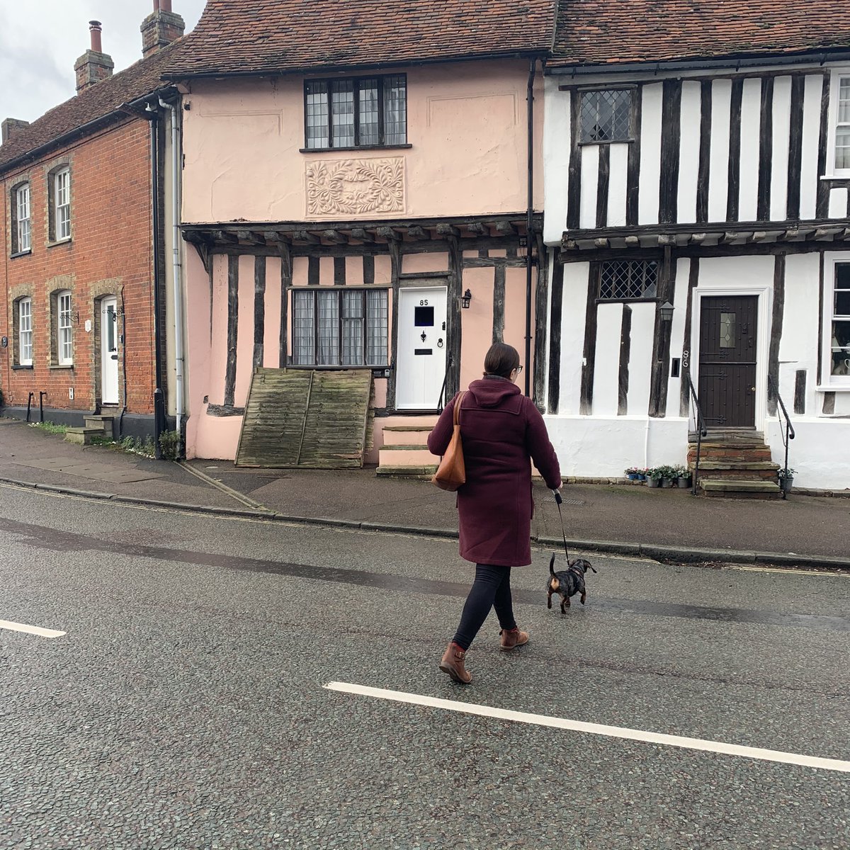 jamesenjoyrelax's tweet photo. Otto came along for the ride too 🐾🚶🏼🚶🏻‍♀️ 
#weekend #weekendwalks timbered medieval cottages 😊👍
#sunday #sundayvibes #sundaywalk #lavenham #lavenhamsuffolk #suffolk #daytrip #roadtrip #timberhouse #medieval #cottages #sundayview #suffolkviews #dappleotto #sausagedog #wienerwalk https://t.co/EOCGjlAukg