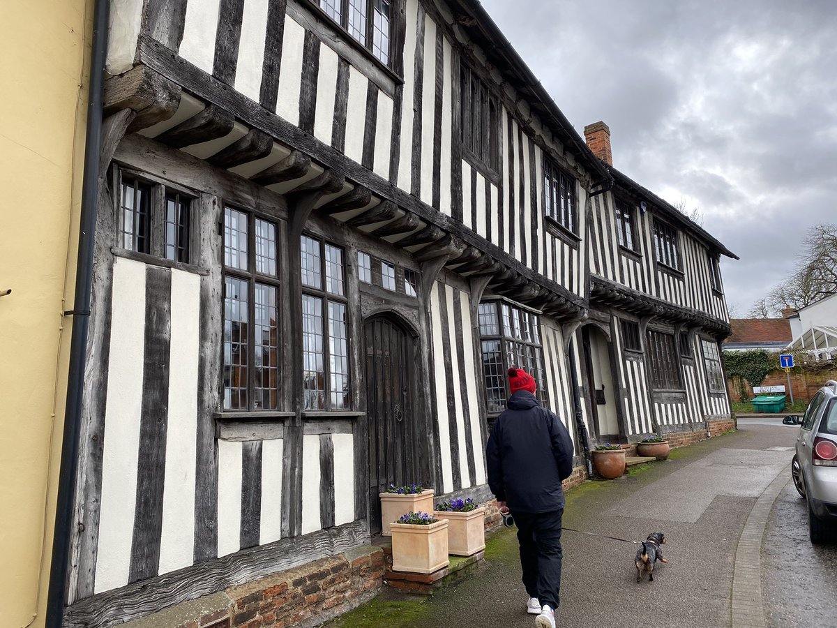 jamesenjoyrelax's tweet photo. Otto came along for the ride too 🐾🚶🏼🚶🏻‍♀️ 
#weekend #weekendwalks timbered medieval cottages 😊👍
#sunday #sundayvibes #sundaywalk #lavenham #lavenhamsuffolk #suffolk #daytrip #roadtrip #timberhouse #medieval #cottages #sundayview #suffolkviews #dappleotto #sausagedog #wienerwalk https://t.co/EOCGjlAukg