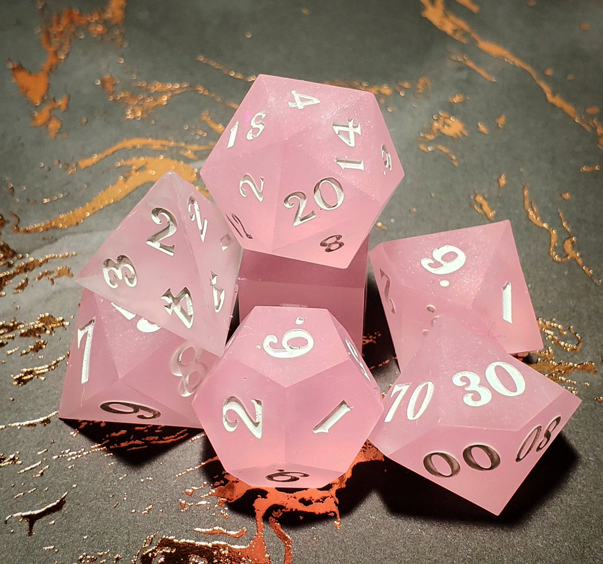 Made these for a commission, meant to resemble a frosted pink diamond.
#diceporn #handmadedice #dungeonsanddragons