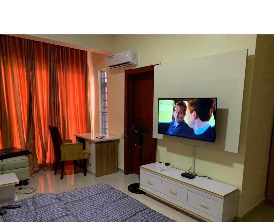 j_r_ltd's tweet photo. @YourRAGEz @Opeoluwa_Am Send a dm for your shortlets in Lagos, this is a studio apartment 📍located in Oniru, one of many #shortletsInlagos #ShortletPlug #StudioApartments https://t.co/klL9HFtLrC